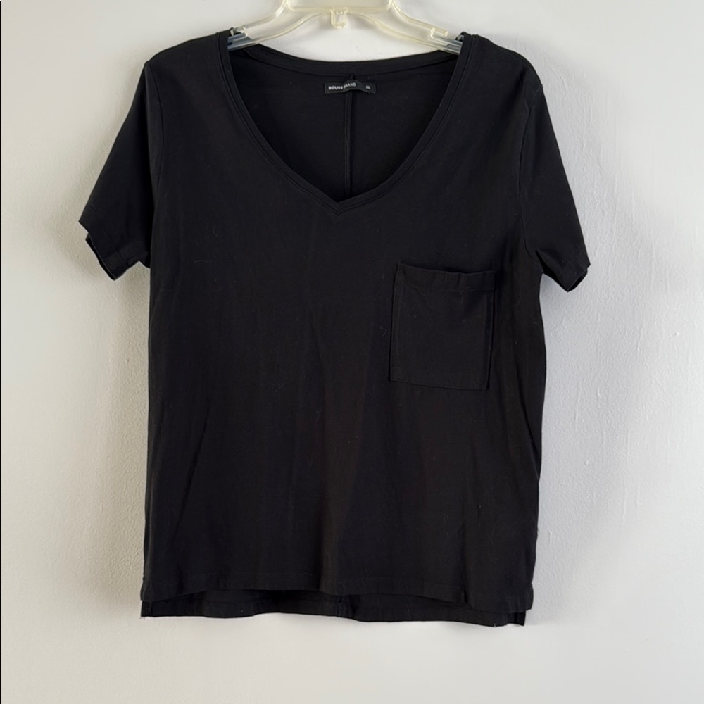black t-shirt xl but I think more like L.. here are the dimensions